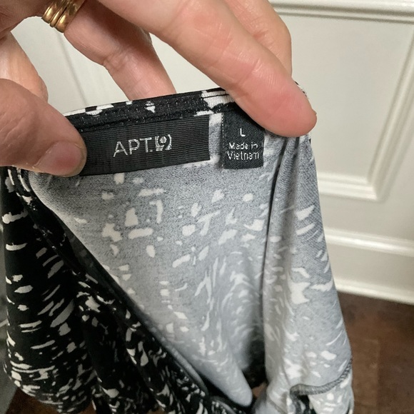 Apt 9 black and white blouse top. Size Large with faux wrap & ruching. - Picture 8 of 9